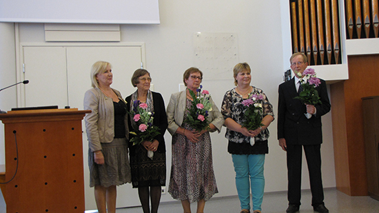 Sukuseuran toiminnassa ansioituneita: Sirpa Junttila, Kaarina Koivula, Leena Korhonen, Riitta Sipilä ja Lauri Korhonen.
